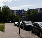 Automobilių parkavimas Leičių gatvėje, Vilniuje