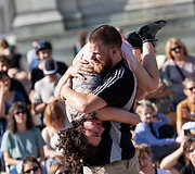 Gatvės menų festivalis SPOT: &bdquo;Hugs & Handshakes&ldquo; pasirodymas
