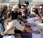 Gatvės menų festivalis SPOT: &bdquo;Hugs & Handshakes&ldquo; pasirodymas