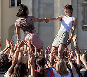Gatvės menų festivalis SPOT: &bdquo;Hugs & Handshakes&ldquo; pasirodymas