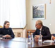 Dovilė &Scaron;akalienė, Gitanas Nausėda