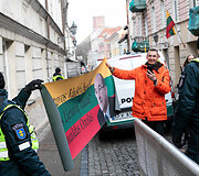Vasario 16-ąją Vilniaus centre - gausios policijos pajėgos, pasirodė ir protestuotojų