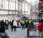 Vasario 16-ąją Vilniaus centre - gausios policijos pajėgos, pasirodė ir protestuotojų