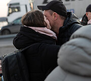 Ukrainos karo pabėgėliai kerta Lenkijos Ukrainos sieną Hrebenne pasienio punkte