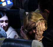 Ukrainos karo pabėgėliai kerta Lenkijos Ukrainos sieną Hrebenne pasienio punkte