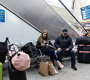 Ukrainos karo pabėgėliai Var&scaron;uvos autobusų ir traukinių stotyse