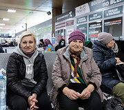 Ukrainos karo pabėgėliai Var&scaron;uvos autobusų ir traukinių stotyse