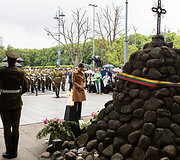 Pagarbos eisena ir gėlių padėjimas prie paminklų politiniams kaliniams ir tremtiniams