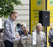 Pagarbos eisena ir gėlių padėjimas prie paminklų politiniams kaliniams ir tremtiniams