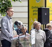 Pagarbos eisena ir gėlių padėjimas prie paminklų politiniams kaliniams ir tremtiniams