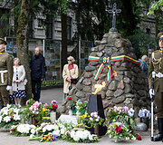 Pagarbos eisena ir gėlių padėjimas prie paminklų politiniams kaliniams ir tremtiniams