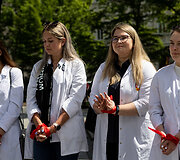 &Scaron;eimos gydytojų solidarumo akcija &bdquo;Balti herojai suri&scaron;tomis rankomis&ldquo;