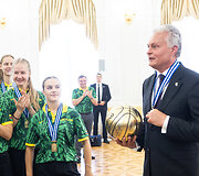Lietuvos jaunių merginų krep&scaron;inio rinktinė susitiko su prezidentu