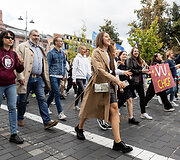 Vilniaus universiteto eisena Gedimino prospektu