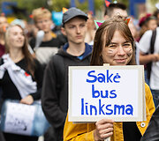 Vilniaus universiteto eisena Gedimino prospektu