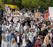 Vilniaus universiteto eisena Gedimino prospektu
