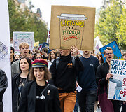 Vilniaus universiteto eisena Gedimino prospektu