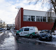 Policijos auitomobilis prie Vilniaus Levo Karsavino mokyklos