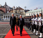 Gitanas Nausėda, Vaagnas Chačaturianas