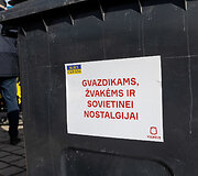 Moterys prie tanko su žvakėmis