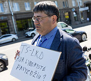Prie&scaron; TS-LKD būstinę surengta akcija, skirta pirmalaikiams partijos rinkimams