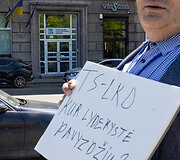 Prie&scaron; TS-LKD būstinę surengta akcija, skirta pirmalaikiams partijos rinkimams