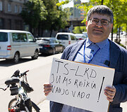 Prie&scaron; TS-LKD būstinę surengta akcija, skirta pirmalaikiams partijos rinkimams