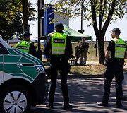 Policijos pareigūnai ir Lietuvos kariuomenės kariai Litexpo prieigose