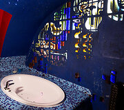 Striptizo klube rastas Kazio Morkūno luitinis vitražas &bdquo;Trys mūzos&ldquo;