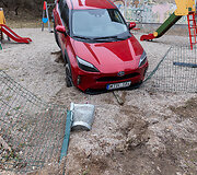 Automobilis liko kyboti vaikų žaidimo aik&scaron;telėje: vairuotoja įtariama girtumu