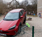 Automobilis liko kyboti vaikų žaidimo aik&scaron;telėje: vairuotoja įtariama girtumu