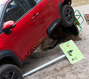 Automobilis liko kyboti vaikų žaidimo aik&scaron;telėje: vairuotoja įtariama girtumu