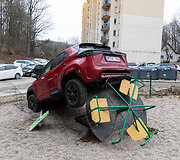 Automobilis liko kyboti vaikų žaidimo aik&scaron;telėje: vairuotoja įtariama girtumu