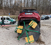 Automobilis liko kyboti vaikų žaidimo aik&scaron;telėje: vairuotoja įtariama girtumu