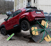 Automobilis liko kyboti vaikų žaidimo aik&scaron;telėje: vairuotoja įtariama girtumu