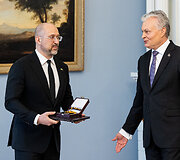 Denysas &Scaron;myhalis, Gitanas Nausėda