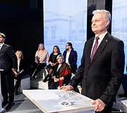 Ignas Vėgėlė, Gitanas Nausėda