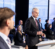 Ignas Vėgėlė, Gitanas Nausėda