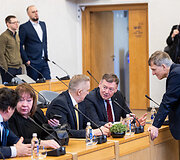 Premjerė susitiko su partijų ir verslo atstovais dėl gynybos mokesčio