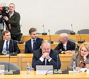 Premjerė susitiko su partijų ir verslo atstovais dėl gynybos mokesčio