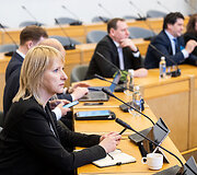 Premjerė susitiko su partijų ir verslo atstovais dėl gynybos mokesčio