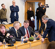 Premjerė susitiko su partijų ir verslo atstovais dėl gynybos mokesčio