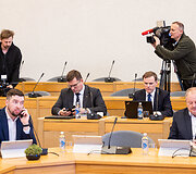 Premjerė susitiko su partijų ir verslo atstovais dėl gynybos mokesčio