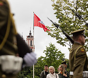 Valstybės vėliavos pakėlimo ceremonija Gedulo ir vilties bei Okupacijos ir genocido dienos proga