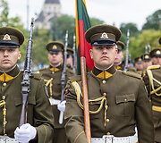 Valstybės vėliavos pakėlimo ceremonija Gedulo ir vilties bei Okupacijos ir genocido dienos proga