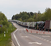 Sunkvežimių eilė link Medininkų