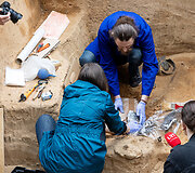 Verkių dvarvietėje pristatomas archeologinis atradimas &ndash; aptikti XIII&ndash;XIV amžių kapai