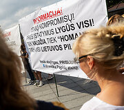 Piketas dėl &bdquo;Homanit Lietuva&ldquo; prie Ekonomikos ir inovacijų ministerijos