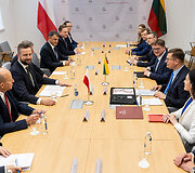 Oficiali Lenkijos gynybos ministro ir delegacijos pasitikimo ceremonija
