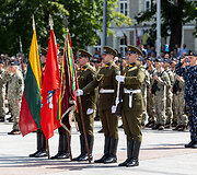 Inauguracijos i&scaron;kilmėms skirta Lietuvos ginkluotųjų pajėgų vėliavų būrių rikiuotė Vilniaus arkikatedros bazilikos aik&scaron;tėje